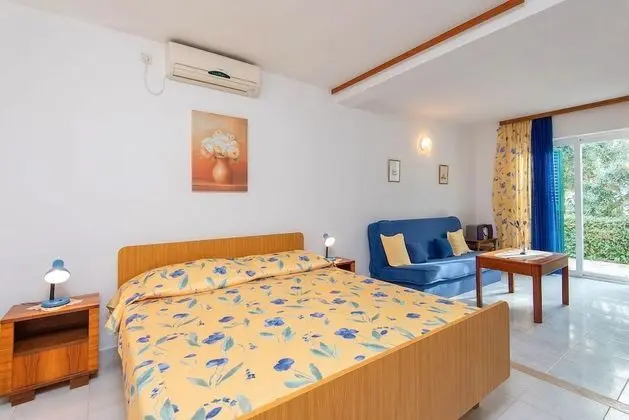 Villa (Holiday Home with Terrace, Pool and S)