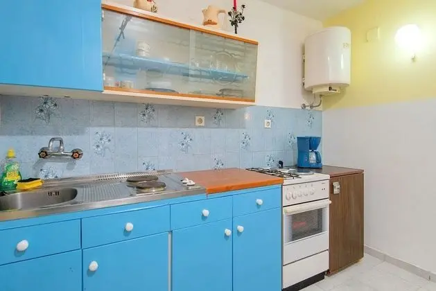 Villa (Holiday Home with Terrace, Pool and S)