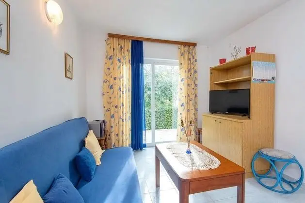 Villa (Holiday Home with Terrace, Pool and S)