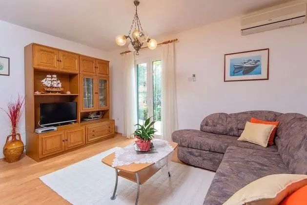 Villa (Holiday Home with Terrace, Pool and S)