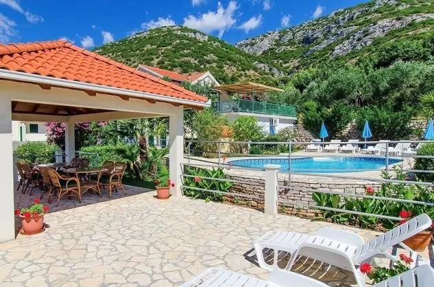 Villa (Holiday Home with Terrace, Pool and S)