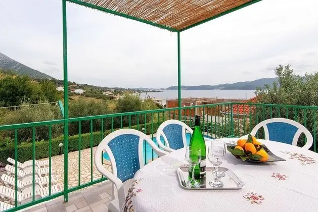 Villa (Holiday Home with Terrace, Pool and S)