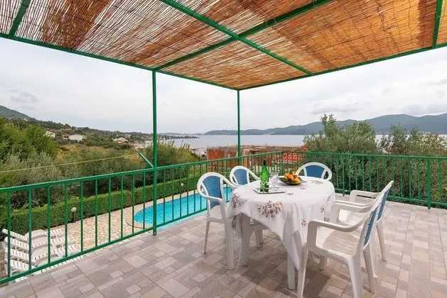 Villa (Holiday Home with Terrace, Pool and S)