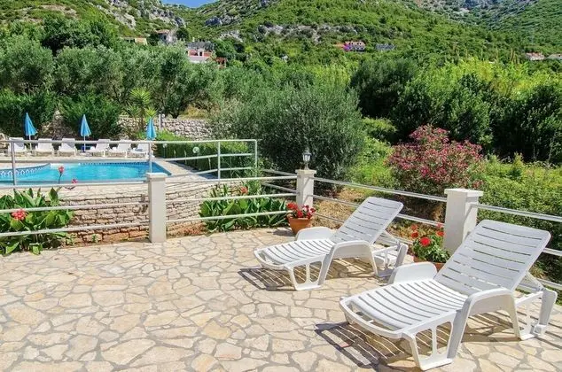 Villa (Holiday Home with Terrace, Pool and S)