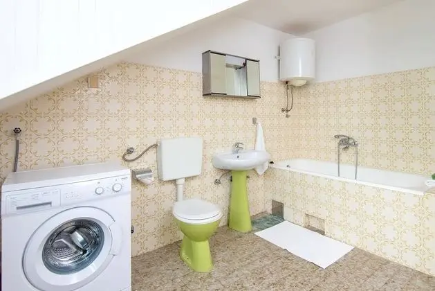 Villa (Holiday Home with Terrace, Pool and S)