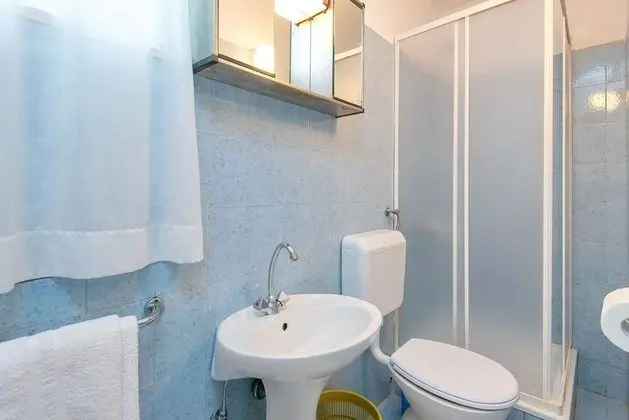 Villa (Holiday Home with Terrace, Pool and S)