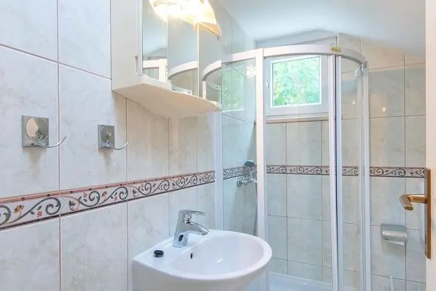 Villa (Holiday Home with Terrace, Pool and S)