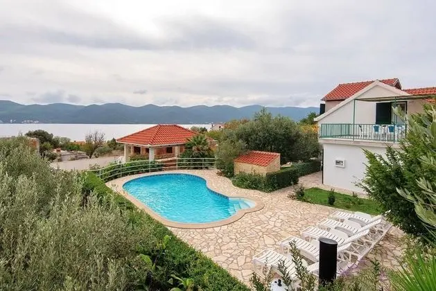 Villa (Holiday Home with Terrace, Pool and S)