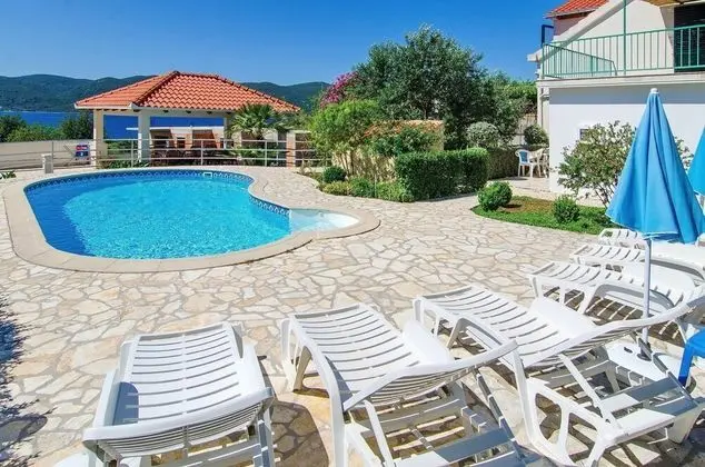 Villa (Holiday Home with Terrace, Pool and S)