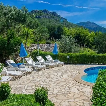 Villa (Holiday Home with Terrace, Pool and S)