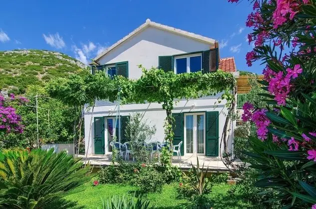 Villa (Holiday Home with Terrace, Pool and S)