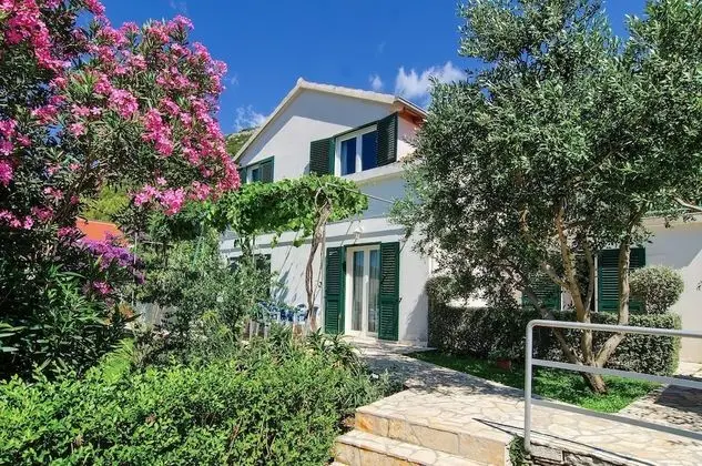 Villa (Holiday Home with Terrace, Pool and S)