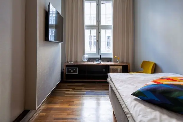 Mini (One Single Bed)