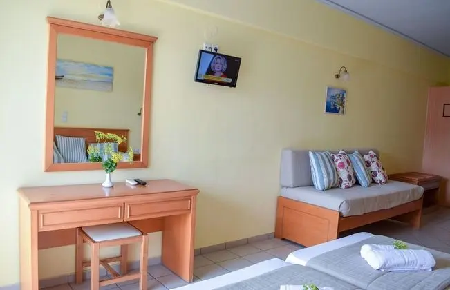 Stüdyo, Havuz Manzaralı