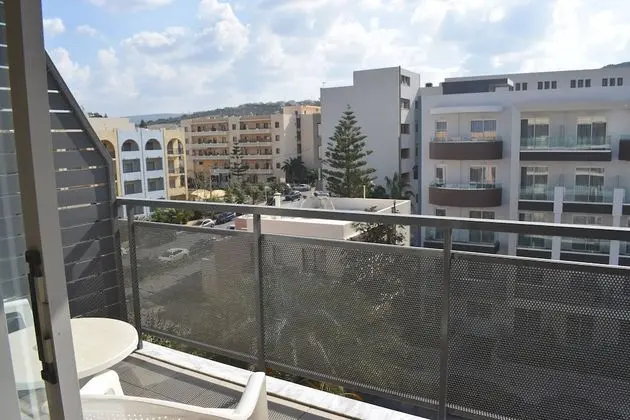 Stüdyo, Havuz Manzaralı