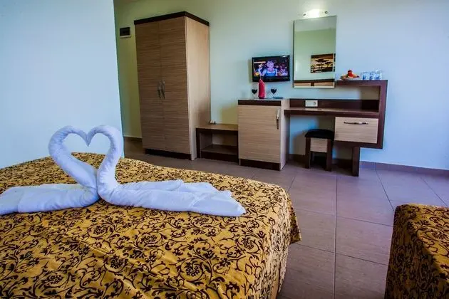 https://imagessl.etstur.com/files/images/hotelImages/TR/209806/l/Kleopatra-Beach-Hotel-Oda-273723.jpg