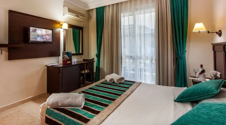 https://imagessl.etstur.com/files/images/hotelImages/TR/209809/l/Kleopatra-Royal-Palm-Hotel-Oda-273764.jpg