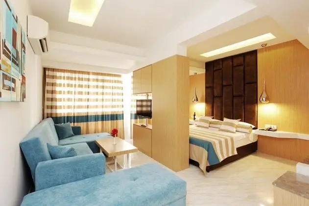 Studio, Havuz Manzaralı