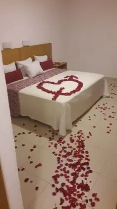 Tek Büyük Yataklı Oda, 2 Çift Kişilik Yatak