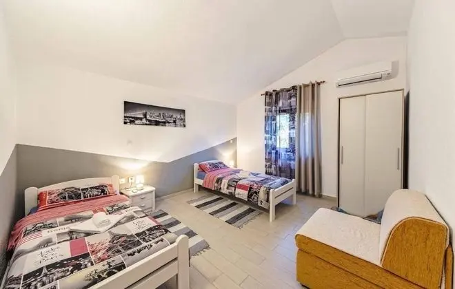 Ev (Klo - with pool - H(8))