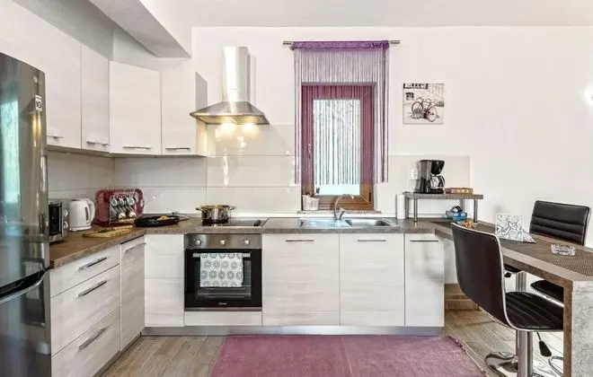 Ev (Klo - with pool - H(8))