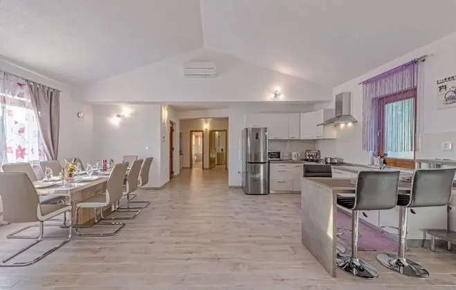 Ev (Klo - with pool - H(8))