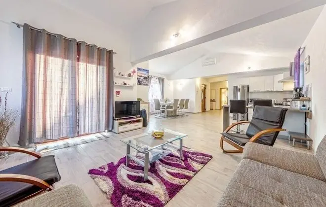 Ev (Klo - with pool - H(8))