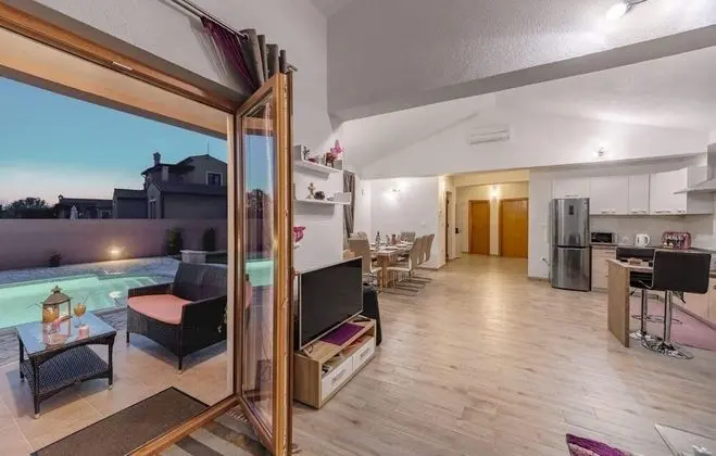 Ev (Klo - with pool - H(8))