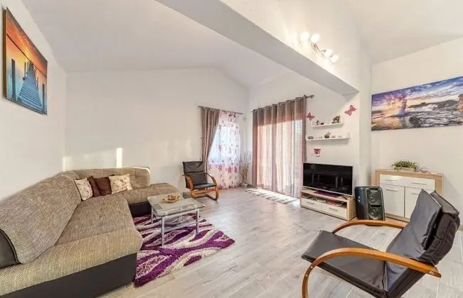 Ev (Klo - with pool - H(8))