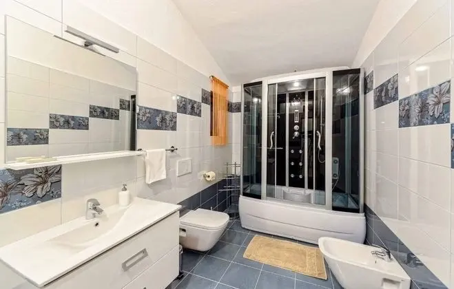 Ev (Klo - with pool - H(8))