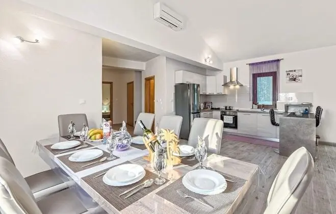 Ev (Klo - with pool - H(8))