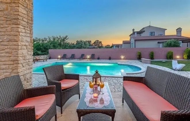 Ev (Klo - with pool - H(8))