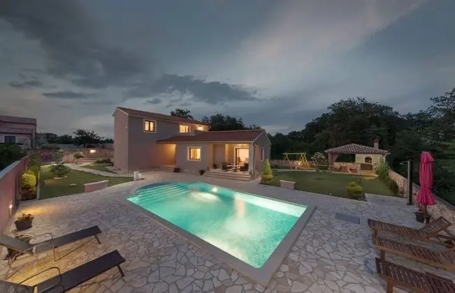 Ev (Klo - with pool - H(8))