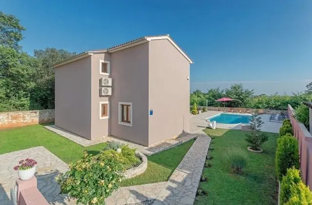 Ev (Klo - with pool - H(8))