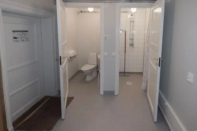 Üç Kişilik Oda, Ortak Banyo