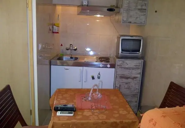 Ev (Knez - with private pool - H(8+6))