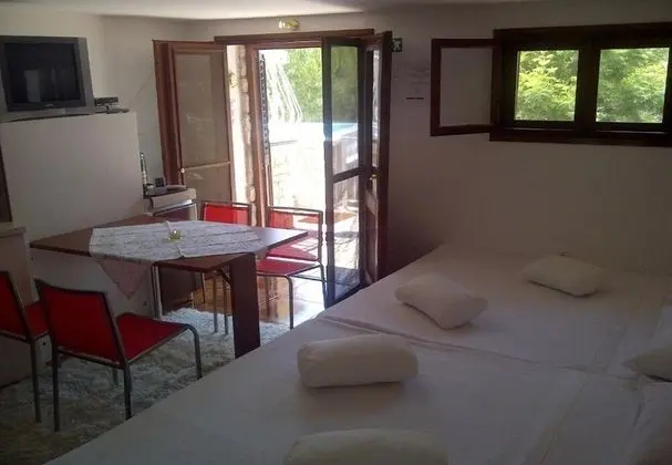 Ev (Knez - with private pool - H(8+6))