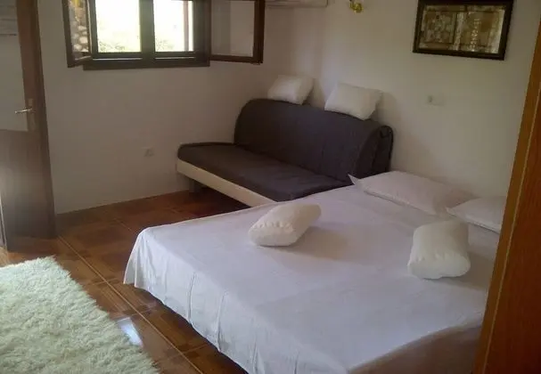 Ev (Knez - with private pool - H(8+6))