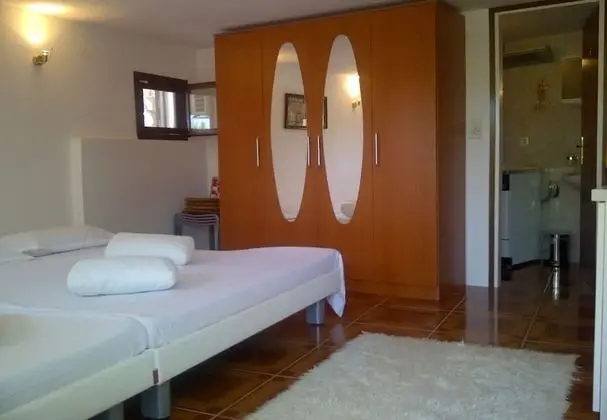 Ev (Knez - with private pool - H(8+6))