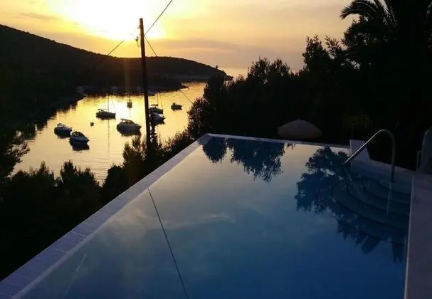 Ev (Knez - with private pool - H(8+6))