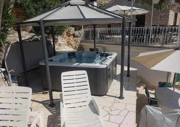 Ev (Knez - with private pool - H(8+6))