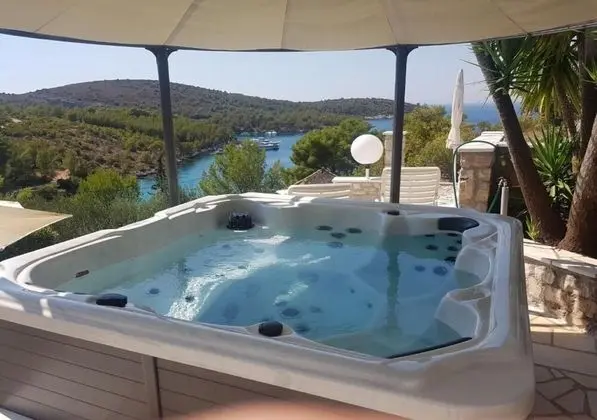 Ev (Knez - with private pool - H(8+6))