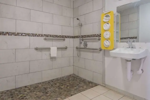 Engellilere uygun banyo