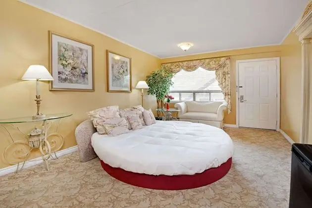 Honeymoon Suite