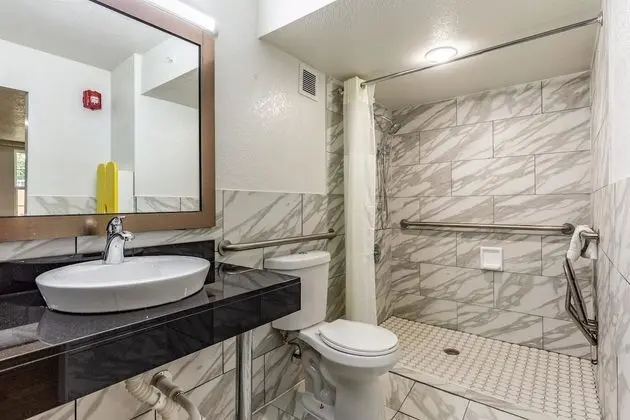 Engellilere uygun banyo