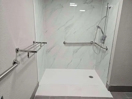 Standard Oda, 1 En Büyük (King) Boy Yatak, Engellilere Uygun, Buzdolabı ve Mikrodalga