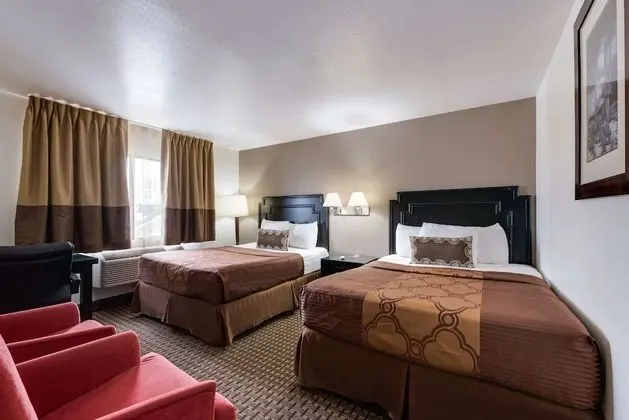4 Queen Beds, Suite, Nonsmoking