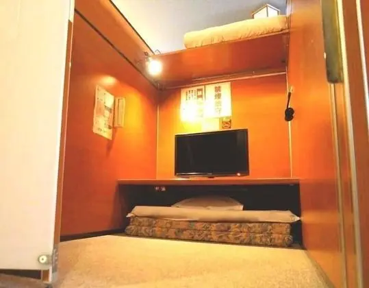 Oda, Sadece erkekler için (Capsule, with Futon)