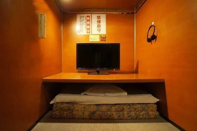 Oda, Sadece erkekler için (Capsule, with Futon)