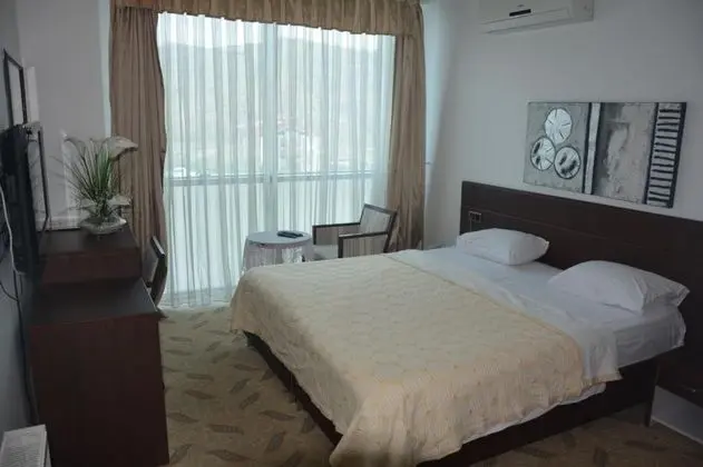 Çift Kişilik, Şehir Manzaralı